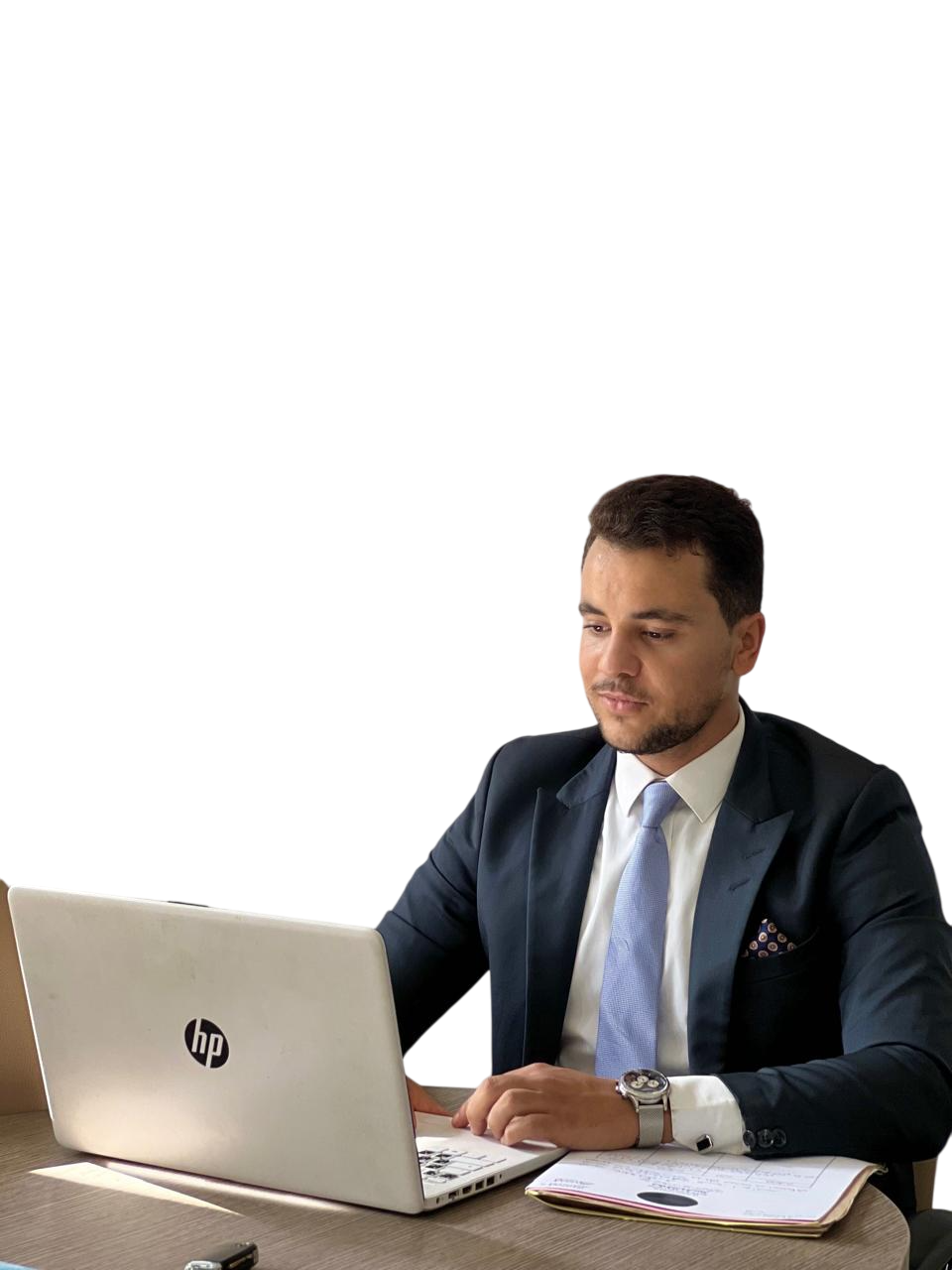 Maître HADDOUK OUSSEMA dans son bureau professionnel